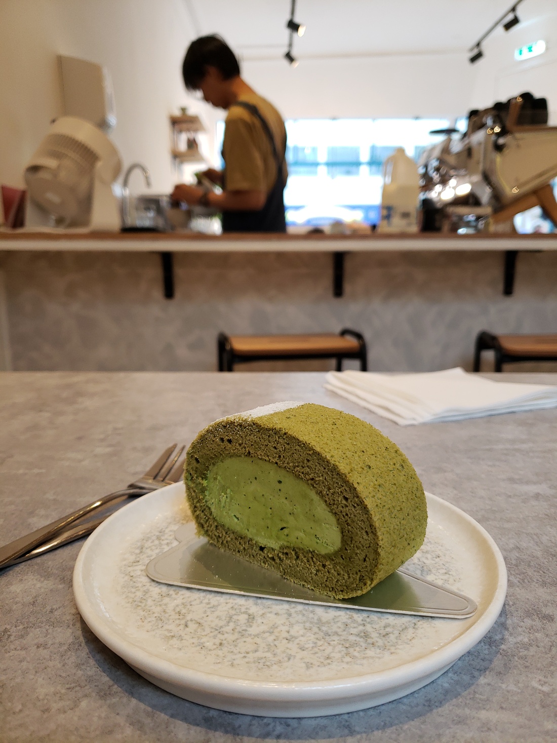 皿にのった抹茶のロールケーキ